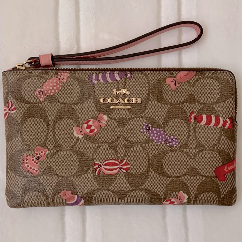Large Corner Zip Wristlet In Signature Canvas With Candy Print